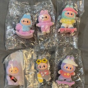 6 mini Labubu’s